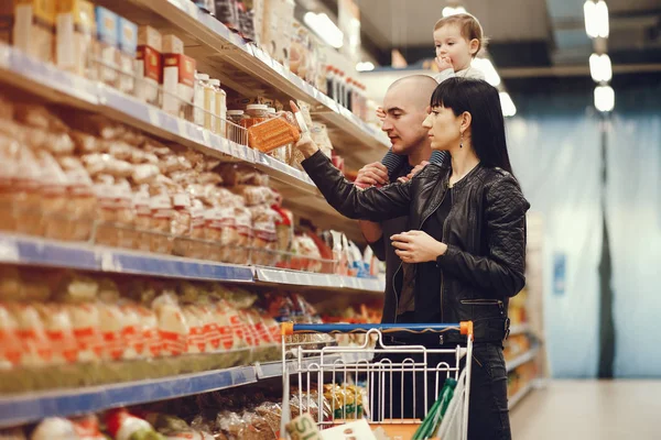 Familia en un supermercado — Foto de Stock