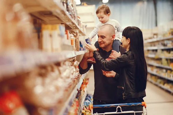 Familia en un supermercado — Foto de Stock