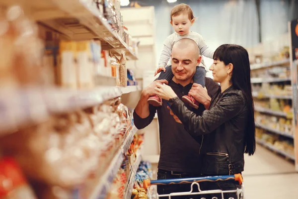 Familia en un supermercado — Foto de Stock