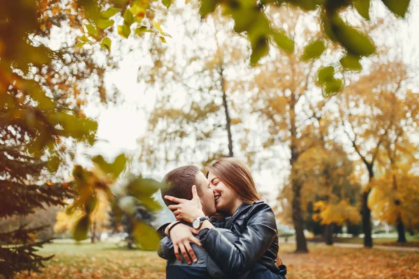 Couple in autumn park — Stock Photo, Image