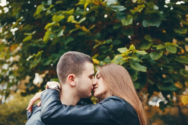 Pareja en el parque de otoño — Foto de Stock