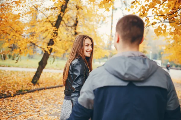 Paar in herfstpark — Stockfoto