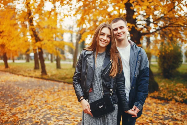 Pareja en el parque de otoño — Foto de Stock