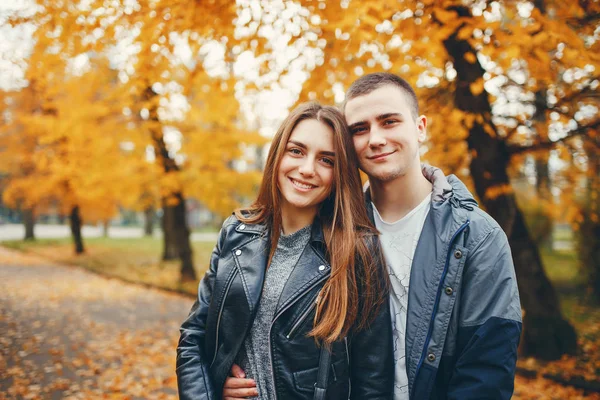 Casal no parque de outono — Fotografia de Stock