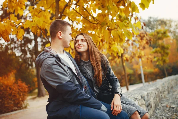 Pareja en el parque de otoño — Foto de Stock