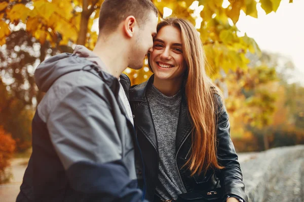 Coppia nel parco autunnale — Foto Stock