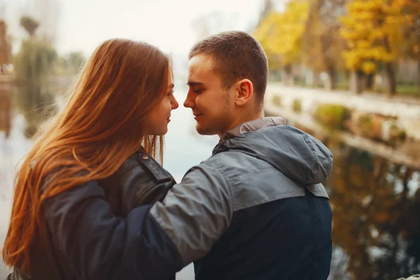 Pareja en el parque de otoño — Foto de Stock