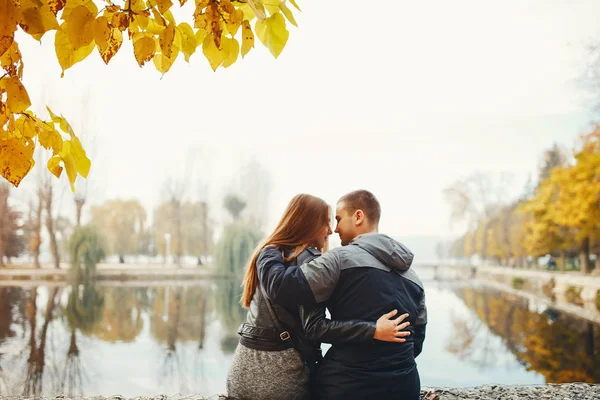 Casal no parque de outono — Fotografia de Stock