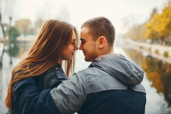 Casal no parque de outono — Fotografia de Stock