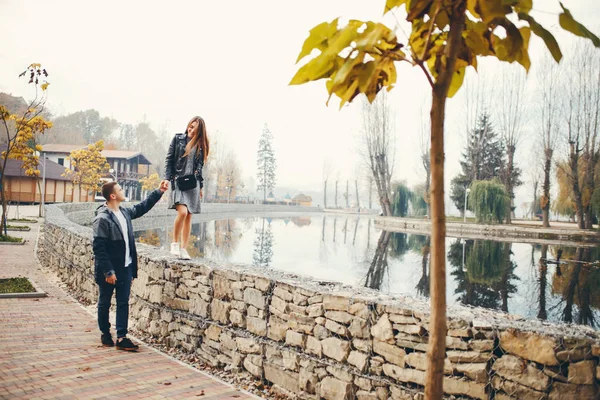 Pareja en el parque de otoño —  Fotos de Stock