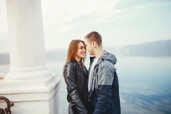 Pareja en el parque de otoño — Foto de Stock