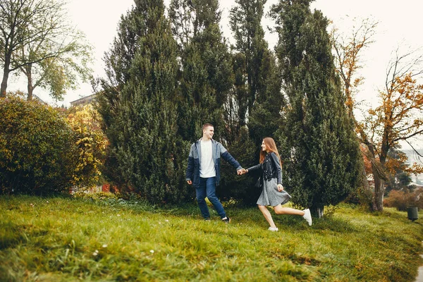 Ζευγάρι στο πάρκο φθινόπωρο — Φωτογραφία Αρχείου
