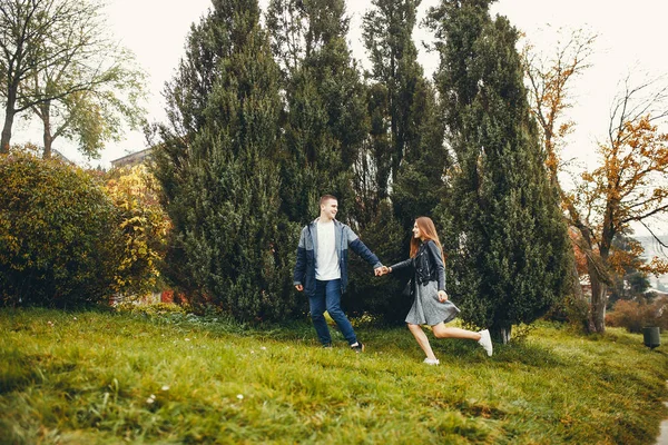 Pareja en el parque de otoño —  Fotos de Stock