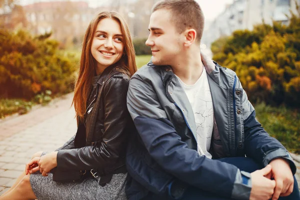 Couple dans le parc d'automne — Photo