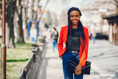 Bir şehirde siyah kadın