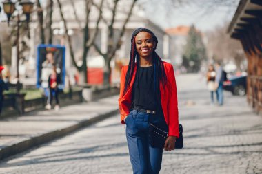 Bir şehirde siyah kadın