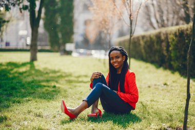 Parktaki siyah kadın