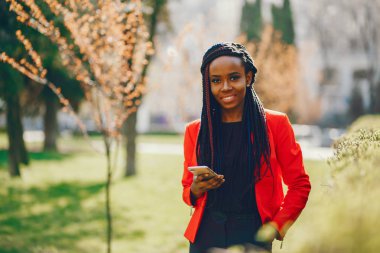 Parktaki siyah kadın