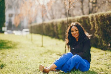 Parktaki siyah kadın