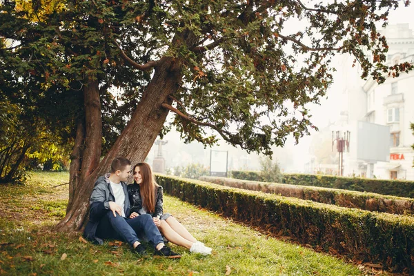 Paar in herfstpark — Stockfoto