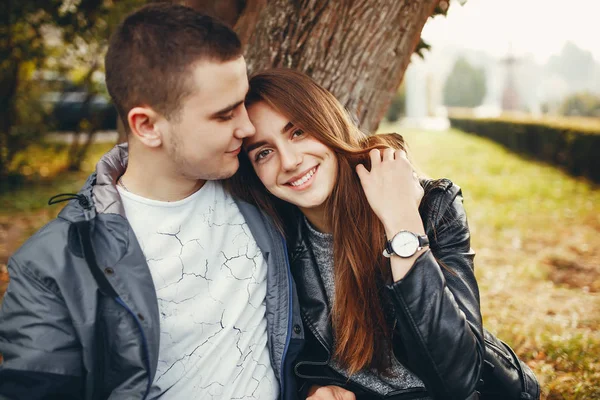 Couple in autumn park — Stock Photo, Image