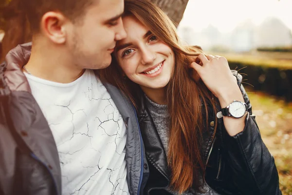 Couple dans le parc d'automne — Photo