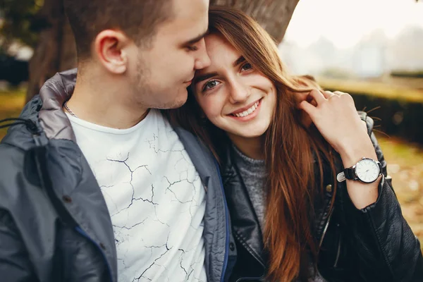 Couple in autumn park — Stock Photo, Image