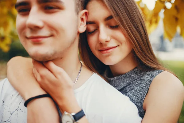 Couple in autumn park — Stock Photo, Image