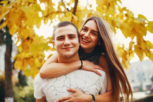 Casal no parque de outono — Fotografia de Stock