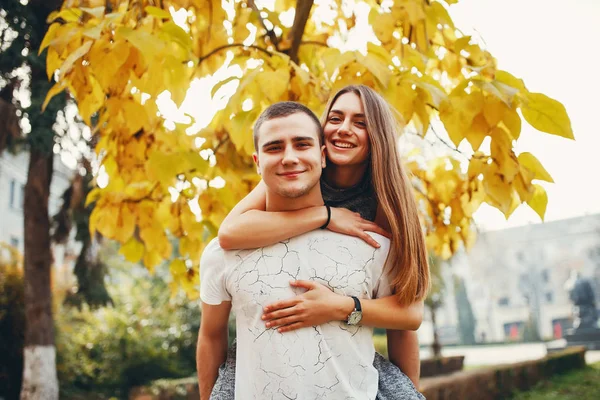 Pár v podzimním parku — Stock fotografie