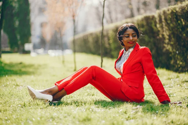 Mulher negra em um parque — Fotografia de Stock