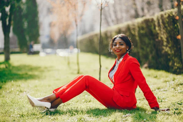 Mulher negra em um parque — Fotografia de Stock