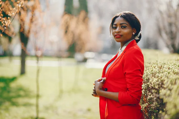 Mulher negra em um parque — Fotografia de Stock