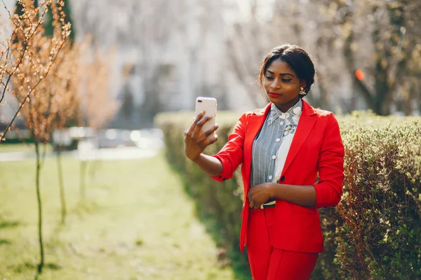 Schwarze Frau in einem Park — Stockfoto