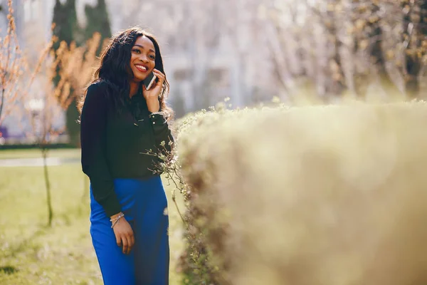 Mulher negra em um parque — Fotografia de Stock