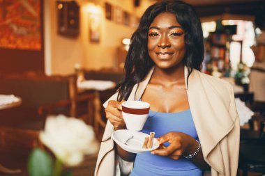 Bir kafede oturan siyah kadın