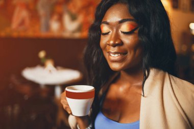 Bir kafede oturan siyah kadın