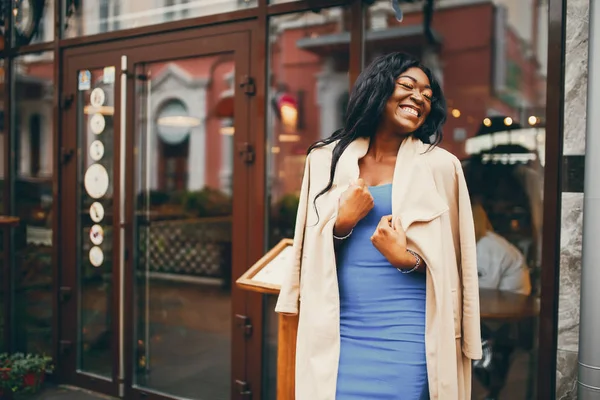 Schwarze Frau steht in einer herbstlichen Stadt — Stockfoto
