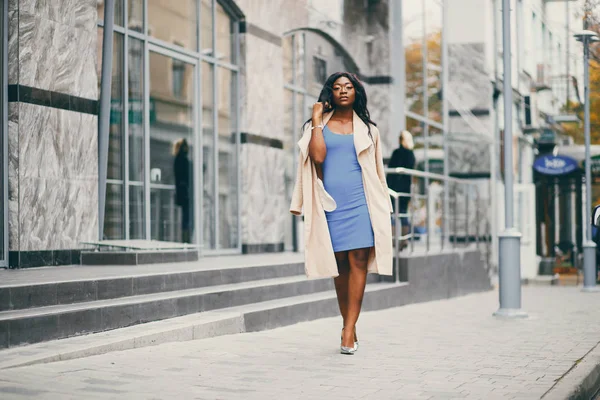 Mulher negra em pé em uma cidade de outono — Fotografia de Stock