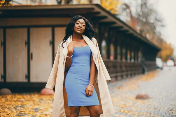 Mulher negra andando em uma cidade de outono — Fotografia de Stock