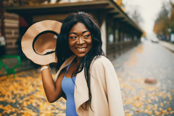 Mulher negra andando em uma cidade de outono — Fotografia de Stock