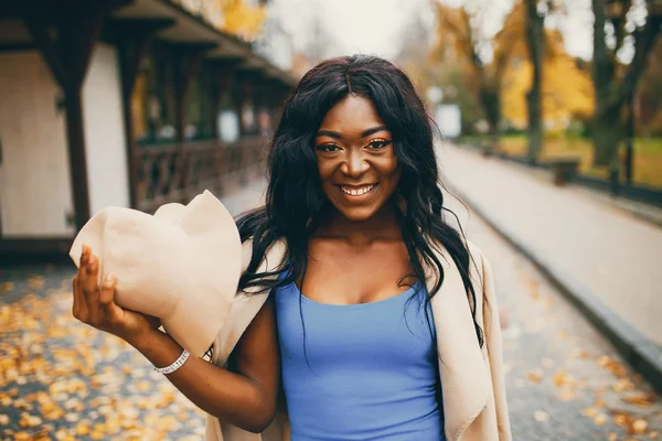 Mulher negra andando em uma cidade de outono — Fotografia de Stock