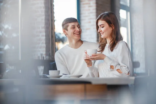 Par i ett café — Stockfoto