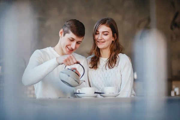 Par i ett café — Stockfoto