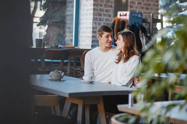 Par i ett café — Stockfoto