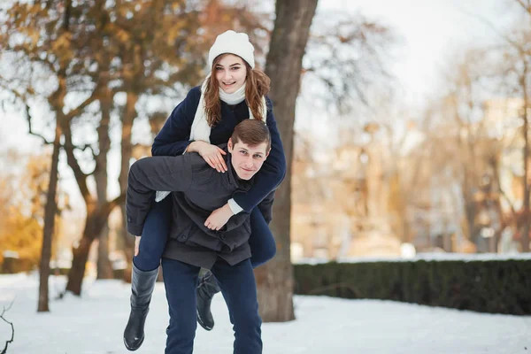 Para w zimie — Zdjęcie stockowe