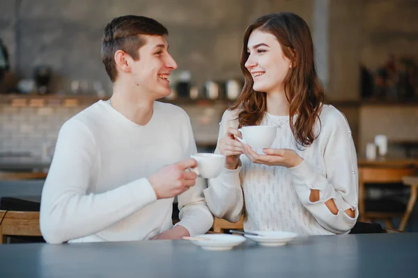 Par i ett café — Stockfoto