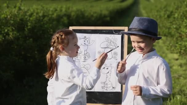 Niños pequeños en un campo — Vídeo de stock