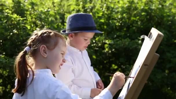 Young children in a field — Stock Video