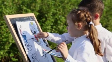 Bir tarlada küçük çocuklar